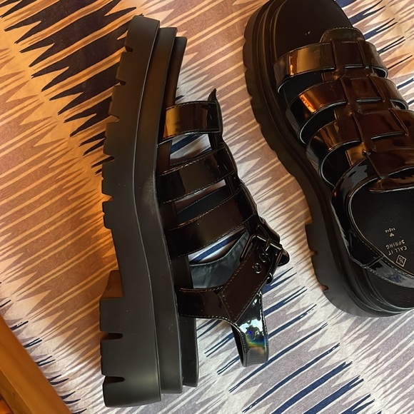 CALL IT SPRING Luanna Black Patent Lug Sole Sandal Size 9 NIB - Picture 2 of 7